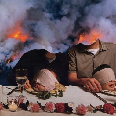 Na okładce dwie osoby przy stole z wyciętymi głowami, które leżą na talerzu. W tle pożar lasu.